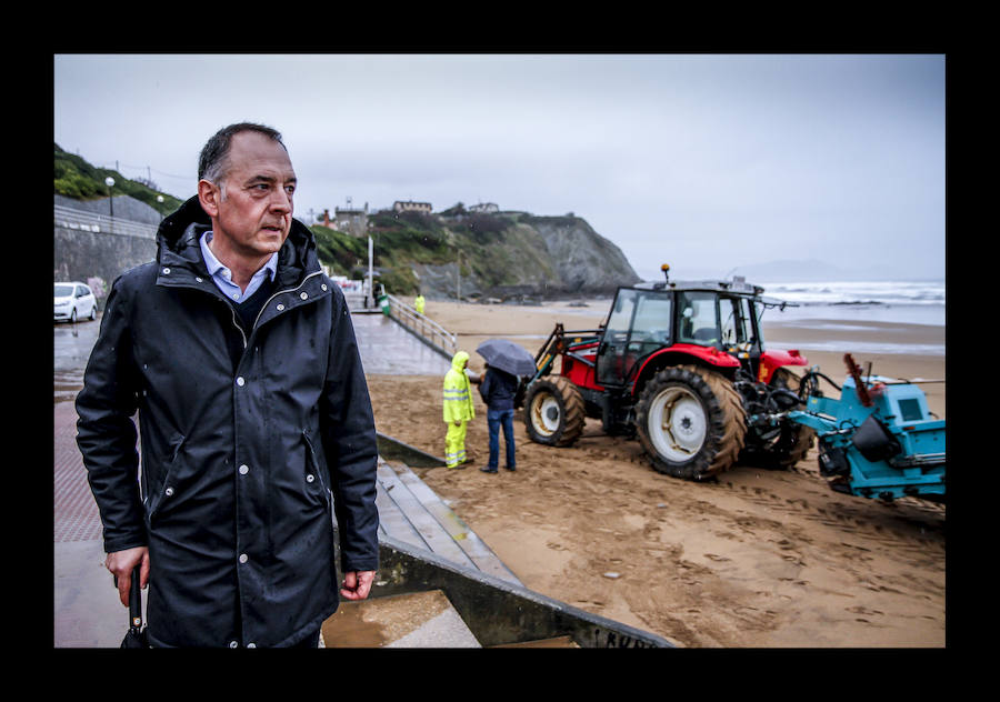 Hasta 1.500 toneladas de basura se recogen al año. Las fuertes lluvias llevan los residuos de los ríos al mar, donde los técnicos forales trabajan también en invierno