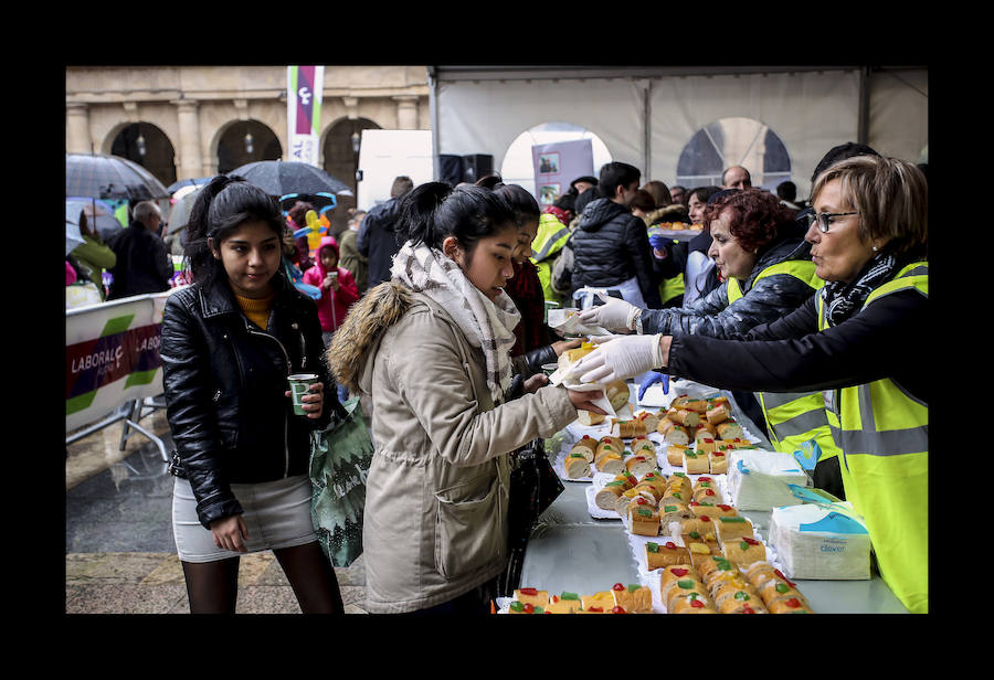 La Plaza Nueva se empacha con 500 kilos de Roscón Solidario