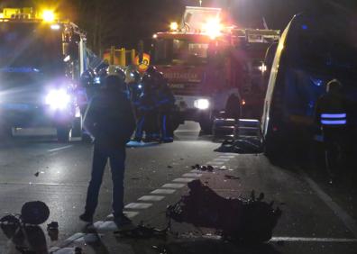 Imagen secundaria 1 - Los bomberos y servicios de emegencia en el lugar del accidente.