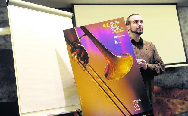 El fotógrafo Josu Izarra, con el cartel del 41 Festival de Jazz de Vitoria.