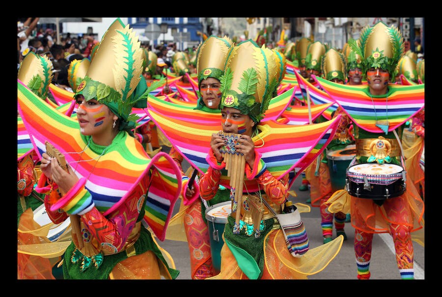 Los juerguistas participan en el desfile de "Canto a la Tierra", durante el Carnaval de Negros y Blancos en Pasto, Colombia, la fiesta más grande en la región suroccidental del país. Más de 10.000 personas entre artistas, artesanos y juerguistas participan en el Carnaval de Blancos y Negros, que tiene su origen en la mezcla de las múltiples expresiones culturales andinas, amazónicas y del Pacífico. Se celebra cada año del 2 al 6 de enero en la ciudad de Pasto y es parte del Patrimonio Cultural Inmaterial de la Humanidad de la UNESCO desde 2009.