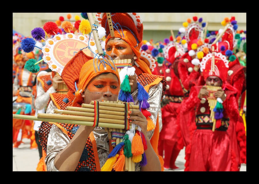 Los juerguistas participan en el desfile de "Canto a la Tierra", durante el Carnaval de Negros y Blancos en Pasto, Colombia, la fiesta más grande en la región suroccidental del país. Más de 10.000 personas entre artistas, artesanos y juerguistas participan en el Carnaval de Blancos y Negros, que tiene su origen en la mezcla de las múltiples expresiones culturales andinas, amazónicas y del Pacífico. Se celebra cada año del 2 al 6 de enero en la ciudad de Pasto y es parte del Patrimonio Cultural Inmaterial de la Humanidad de la UNESCO desde 2009.