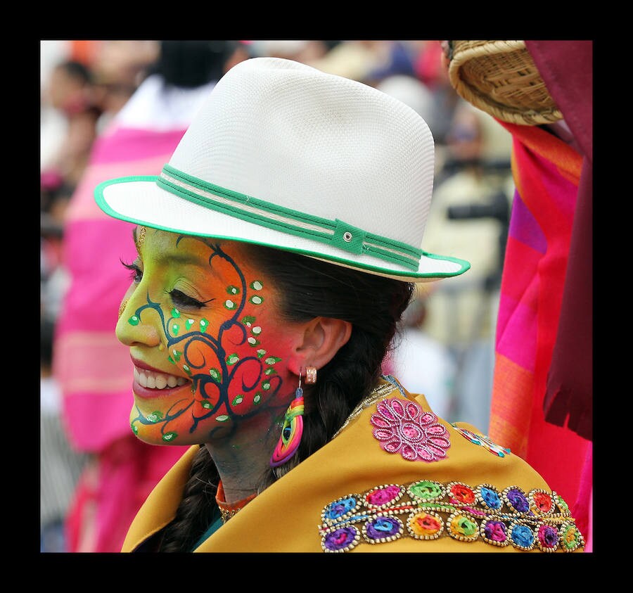 Los juerguistas participan en el desfile de "Canto a la Tierra", durante el Carnaval de Negros y Blancos en Pasto, Colombia, la fiesta más grande en la región suroccidental del país. Más de 10.000 personas entre artistas, artesanos y juerguistas participan en el Carnaval de Blancos y Negros, que tiene su origen en la mezcla de las múltiples expresiones culturales andinas, amazónicas y del Pacífico. Se celebra cada año del 2 al 6 de enero en la ciudad de Pasto y es parte del Patrimonio Cultural Inmaterial de la Humanidad de la UNESCO desde 2009.