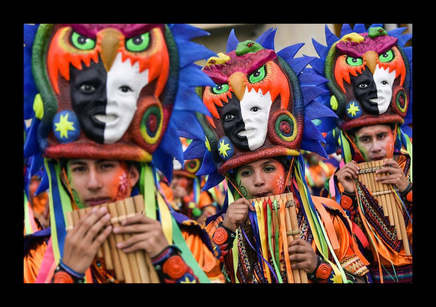 Los juerguistas participan en el desfile de "Canto a la Tierra", durante el Carnaval de Negros y Blancos en Pasto, Colombia, la fiesta más grande en la región suroccidental del país. Más de 10.000 personas entre artistas, artesanos y juerguistas participan en el Carnaval de Blancos y Negros, que tiene su origen en la mezcla de las múltiples expresiones culturales andinas, amazónicas y del Pacífico. Se celebra cada año del 2 al 6 de enero en la ciudad de Pasto y es parte del Patrimonio Cultural Inmaterial de la Humanidad de la UNESCO desde 2009.