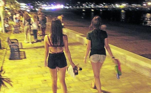 Varias adolescentes, el pasado verano en el paseo de la playa de A Pobra do Caramiñal, donde fue secuestrada Diana. Sus padres ya no dejan que vayan solas.