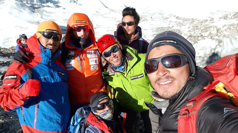 Alex Txikon  afronta el glaciar Khumbu en la vertiente nepali,  paso obligatorio hacia la cima  que se encuentra nada más salir del campo base. Es un caos de hielo, grietas y seracs en movimiento donde son habituales los desprendimientos