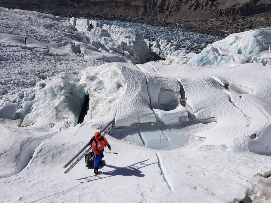 Alex Txikon  afronta el glaciar Khumbu en la vertiente nepali,  paso obligatorio hacia la cima  que se encuentra nada más salir del campo base. Es un caos de hielo, grietas y seracs en movimiento donde son habituales los desprendimientos