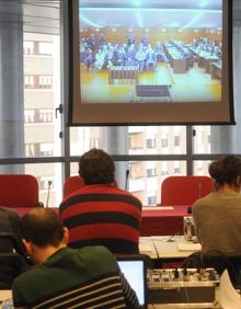 Imagen secundaria 2 - Koldo Ochandiano, Aitor Telleria y Alfredo de Miguel, en el banquillo de los acusados. Abajo, el tribunal que juzgará el caso. Periodistas siguen el juicio desde una sala de prensa.