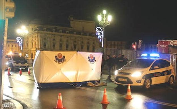 Agentes de la Ertzaintza protegen la zona donde falleció 'Urren'.