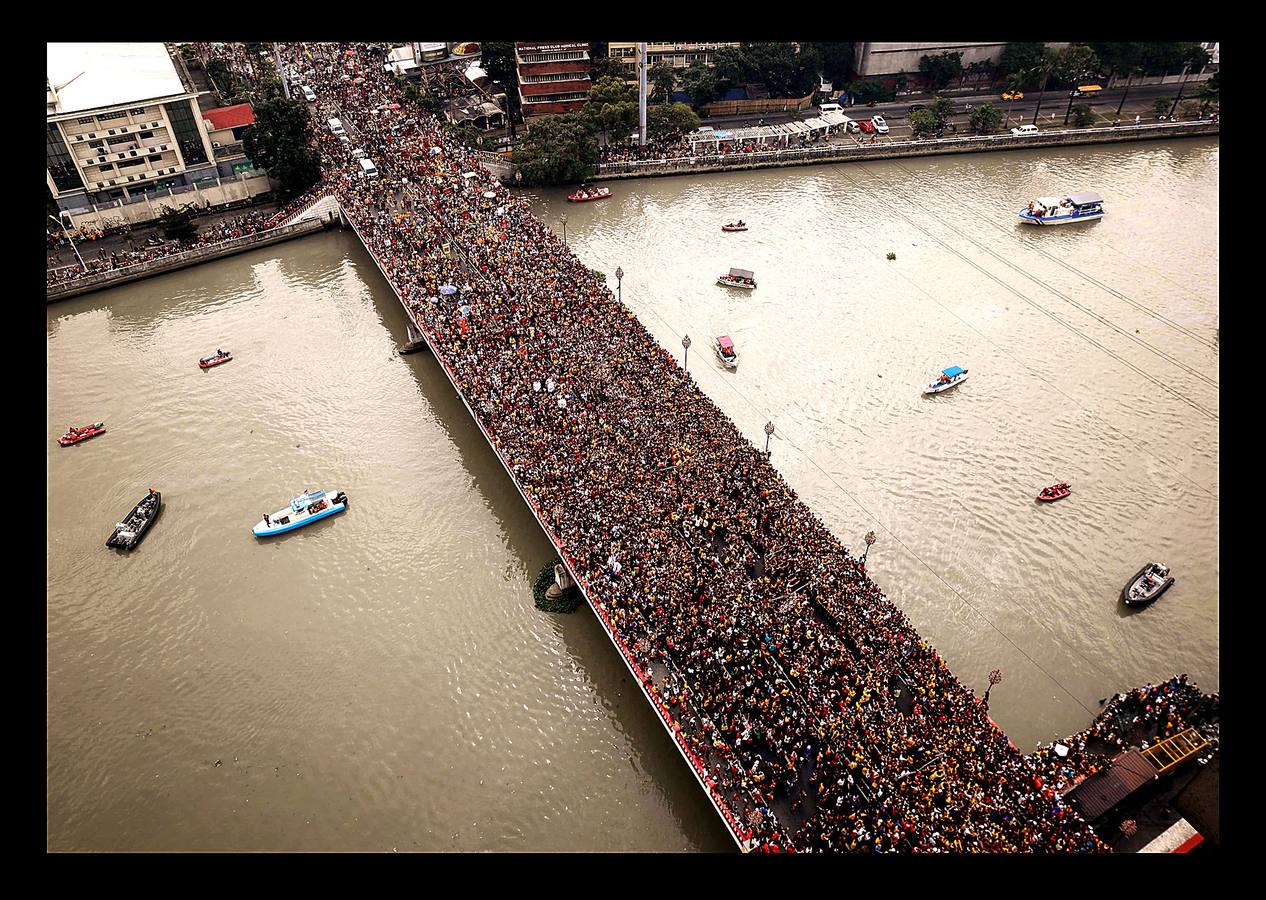 En Filipinas, la nación asiática donde alrededor de un 80 por ciento de sus 105 millones de habitantes es católica, la procesión del Nazareno Negro es una de las más importantes y de mayor concurrencia. La estatua del Nazareno, que representa a Jesús doblegado por el peso de la Cruz, fue llevada a Manila por un sacerdote agustino español en 1607, a bordo de un barco procedente de México. Según cuenta la tradición, la embarcación se incendió durante la travesía, pero la imagen de Cristo se salvó milagrosamente del incendio, a raíz del cual quedó teñida de color negro. La procesión, que discurre desde la iglesia de San Nicolás de Tolentino a la parroquia de Quiapo, conmemora el primer traslado de la imagen, que se realizó 9 de enero de 1767.