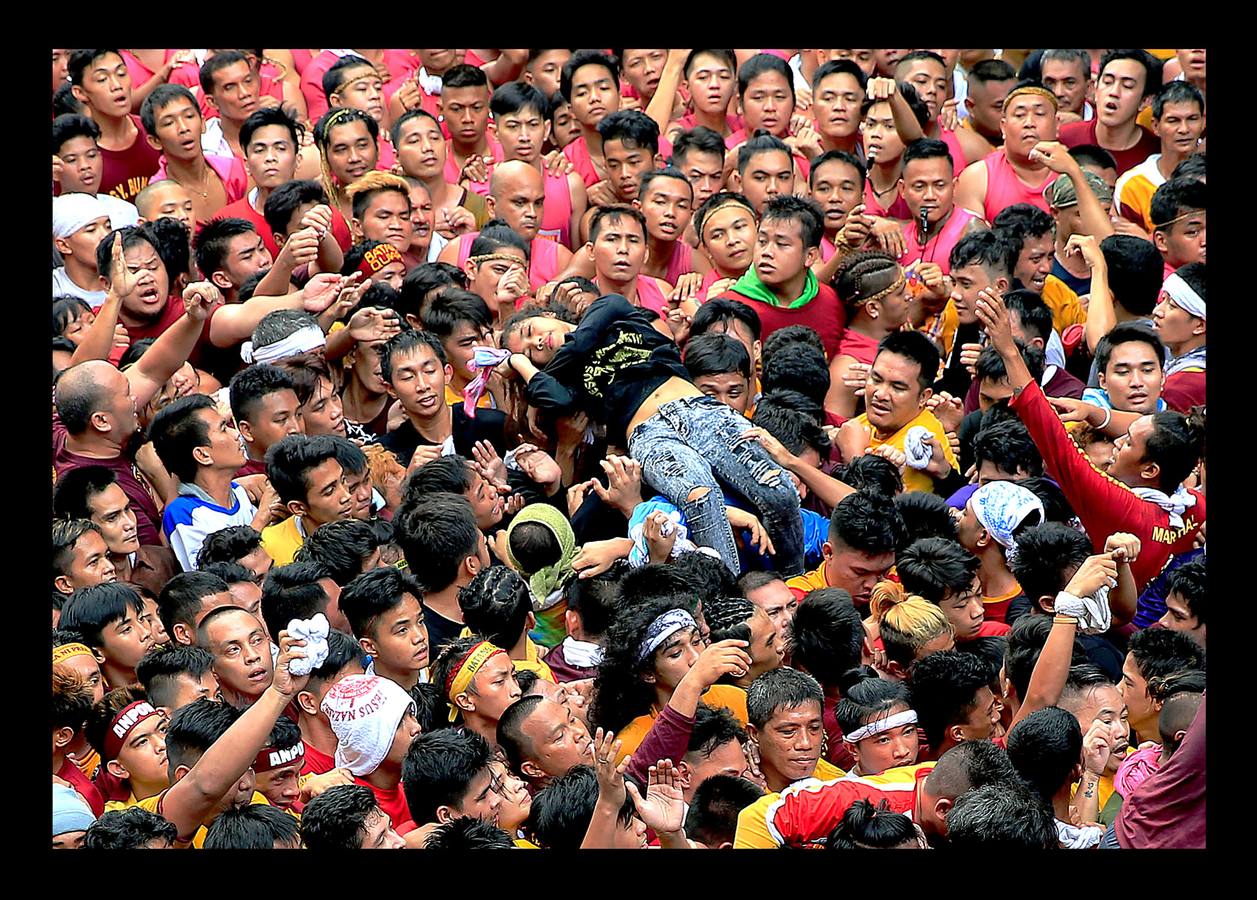 En Filipinas, la nación asiática donde alrededor de un 80 por ciento de sus 105 millones de habitantes es católica, la procesión del Nazareno Negro es una de las más importantes y de mayor concurrencia. La estatua del Nazareno, que representa a Jesús doblegado por el peso de la Cruz, fue llevada a Manila por un sacerdote agustino español en 1607, a bordo de un barco procedente de México. Según cuenta la tradición, la embarcación se incendió durante la travesía, pero la imagen de Cristo se salvó milagrosamente del incendio, a raíz del cual quedó teñida de color negro. La procesión, que discurre desde la iglesia de San Nicolás de Tolentino a la parroquia de Quiapo, conmemora el primer traslado de la imagen, que se realizó 9 de enero de 1767.