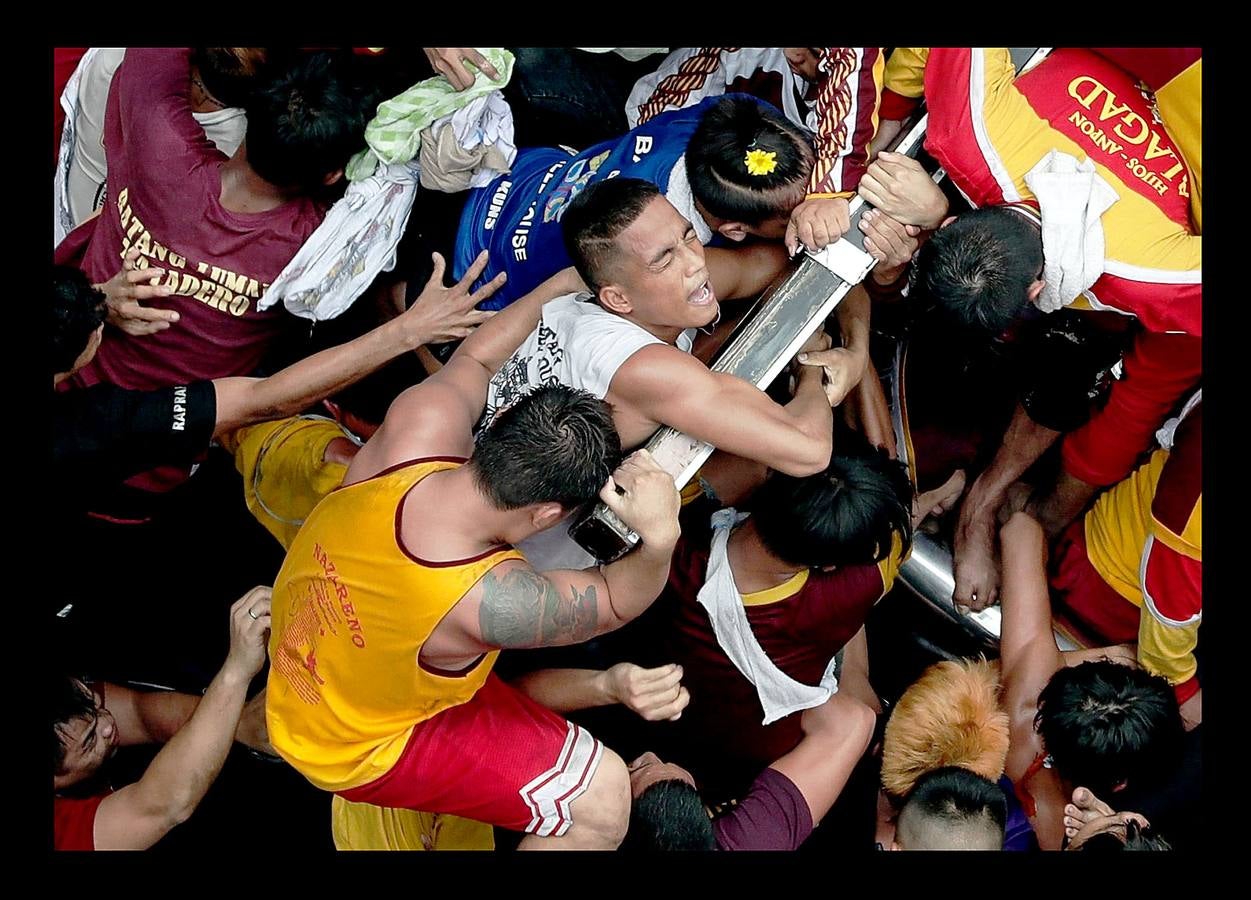 En Filipinas, la nación asiática donde alrededor de un 80 por ciento de sus 105 millones de habitantes es católica, la procesión del Nazareno Negro es una de las más importantes y de mayor concurrencia. La estatua del Nazareno, que representa a Jesús doblegado por el peso de la Cruz, fue llevada a Manila por un sacerdote agustino español en 1607, a bordo de un barco procedente de México. Según cuenta la tradición, la embarcación se incendió durante la travesía, pero la imagen de Cristo se salvó milagrosamente del incendio, a raíz del cual quedó teñida de color negro. La procesión, que discurre desde la iglesia de San Nicolás de Tolentino a la parroquia de Quiapo, conmemora el primer traslado de la imagen, que se realizó 9 de enero de 1767.