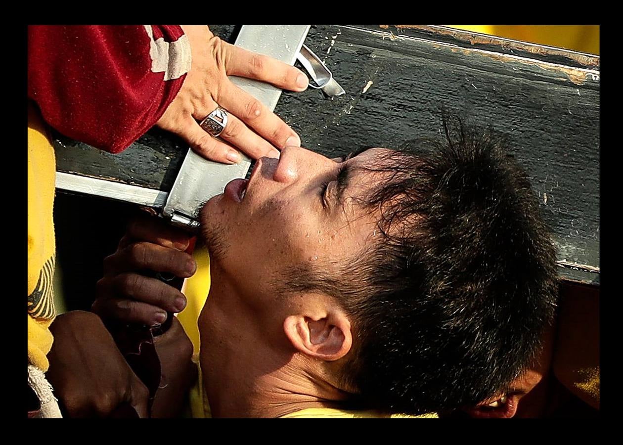 En Filipinas, la nación asiática donde alrededor de un 80 por ciento de sus 105 millones de habitantes es católica, la procesión del Nazareno Negro es una de las más importantes y de mayor concurrencia. La estatua del Nazareno, que representa a Jesús doblegado por el peso de la Cruz, fue llevada a Manila por un sacerdote agustino español en 1607, a bordo de un barco procedente de México. Según cuenta la tradición, la embarcación se incendió durante la travesía, pero la imagen de Cristo se salvó milagrosamente del incendio, a raíz del cual quedó teñida de color negro. La procesión, que discurre desde la iglesia de San Nicolás de Tolentino a la parroquia de Quiapo, conmemora el primer traslado de la imagen, que se realizó 9 de enero de 1767.