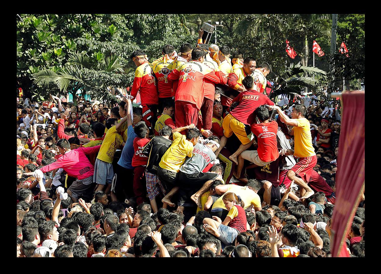 En Filipinas, la nación asiática donde alrededor de un 80 por ciento de sus 105 millones de habitantes es católica, la procesión del Nazareno Negro es una de las más importantes y de mayor concurrencia. La estatua del Nazareno, que representa a Jesús doblegado por el peso de la Cruz, fue llevada a Manila por un sacerdote agustino español en 1607, a bordo de un barco procedente de México. Según cuenta la tradición, la embarcación se incendió durante la travesía, pero la imagen de Cristo se salvó milagrosamente del incendio, a raíz del cual quedó teñida de color negro. La procesión, que discurre desde la iglesia de San Nicolás de Tolentino a la parroquia de Quiapo, conmemora el primer traslado de la imagen, que se realizó 9 de enero de 1767.