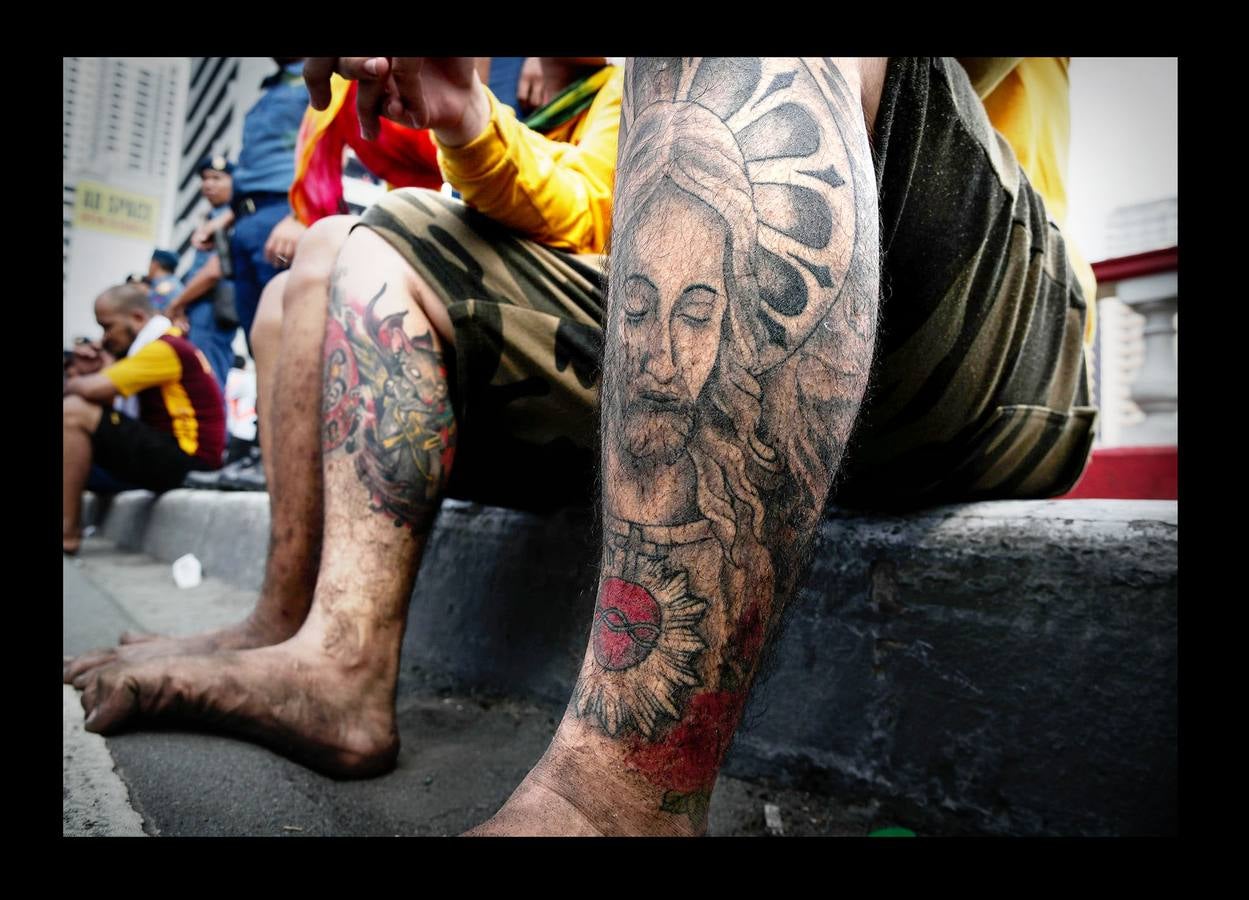 En Filipinas, la nación asiática donde alrededor de un 80 por ciento de sus 105 millones de habitantes es católica, la procesión del Nazareno Negro es una de las más importantes y de mayor concurrencia. La estatua del Nazareno, que representa a Jesús doblegado por el peso de la Cruz, fue llevada a Manila por un sacerdote agustino español en 1607, a bordo de un barco procedente de México. Según cuenta la tradición, la embarcación se incendió durante la travesía, pero la imagen de Cristo se salvó milagrosamente del incendio, a raíz del cual quedó teñida de color negro. La procesión, que discurre desde la iglesia de San Nicolás de Tolentino a la parroquia de Quiapo, conmemora el primer traslado de la imagen, que se realizó 9 de enero de 1767.