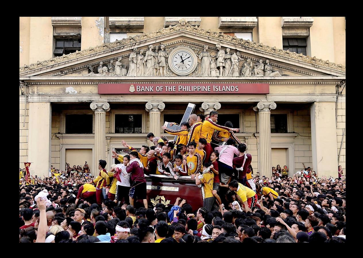 En Filipinas, la nación asiática donde alrededor de un 80 por ciento de sus 105 millones de habitantes es católica, la procesión del Nazareno Negro es una de las más importantes y de mayor concurrencia. La estatua del Nazareno, que representa a Jesús doblegado por el peso de la Cruz, fue llevada a Manila por un sacerdote agustino español en 1607, a bordo de un barco procedente de México. Según cuenta la tradición, la embarcación se incendió durante la travesía, pero la imagen de Cristo se salvó milagrosamente del incendio, a raíz del cual quedó teñida de color negro. La procesión, que discurre desde la iglesia de San Nicolás de Tolentino a la parroquia de Quiapo, conmemora el primer traslado de la imagen, que se realizó 9 de enero de 1767.