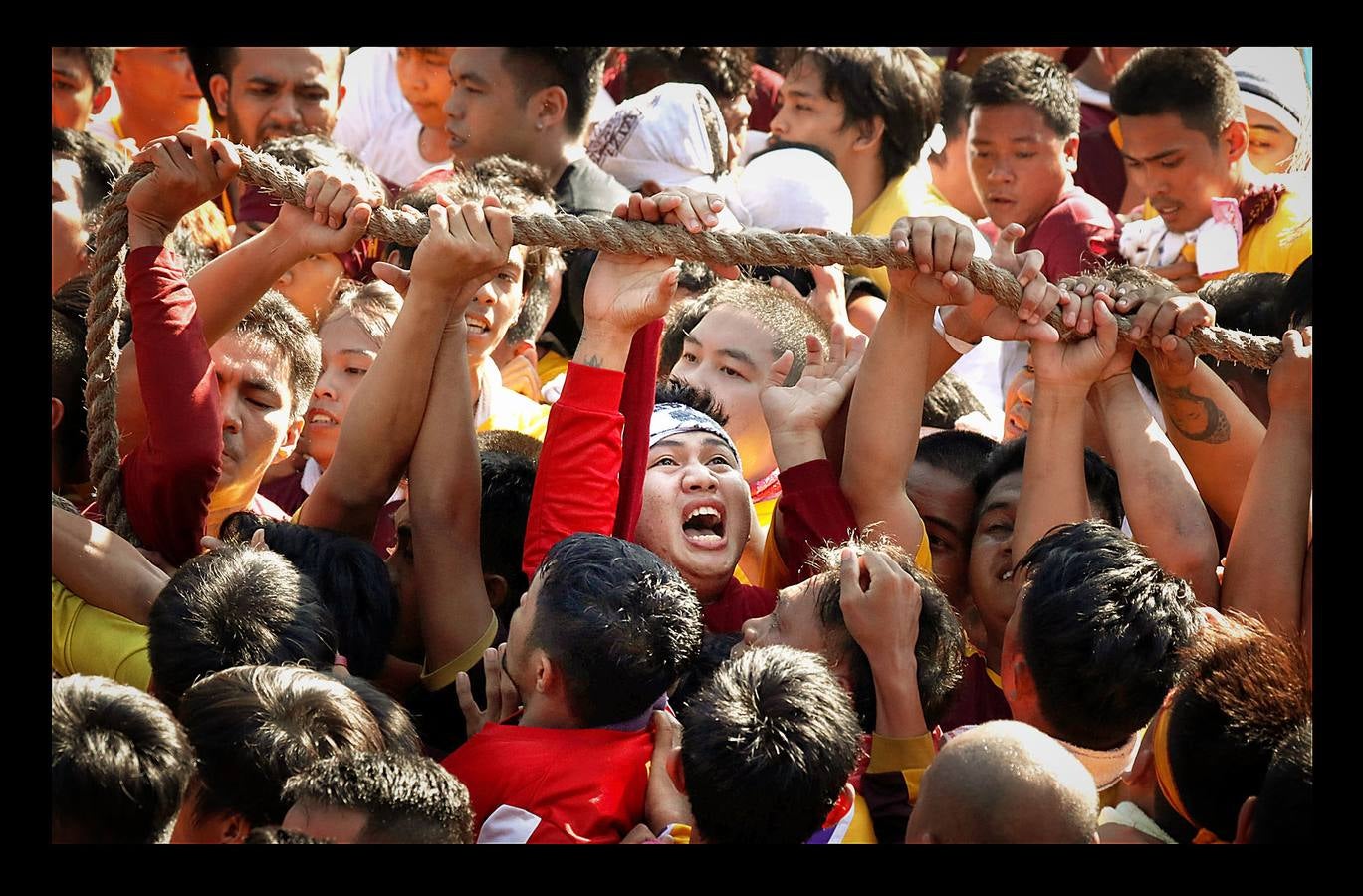 En Filipinas, la nación asiática donde alrededor de un 80 por ciento de sus 105 millones de habitantes es católica, la procesión del Nazareno Negro es una de las más importantes y de mayor concurrencia. La estatua del Nazareno, que representa a Jesús doblegado por el peso de la Cruz, fue llevada a Manila por un sacerdote agustino español en 1607, a bordo de un barco procedente de México. Según cuenta la tradición, la embarcación se incendió durante la travesía, pero la imagen de Cristo se salvó milagrosamente del incendio, a raíz del cual quedó teñida de color negro. La procesión, que discurre desde la iglesia de San Nicolás de Tolentino a la parroquia de Quiapo, conmemora el primer traslado de la imagen, que se realizó 9 de enero de 1767.