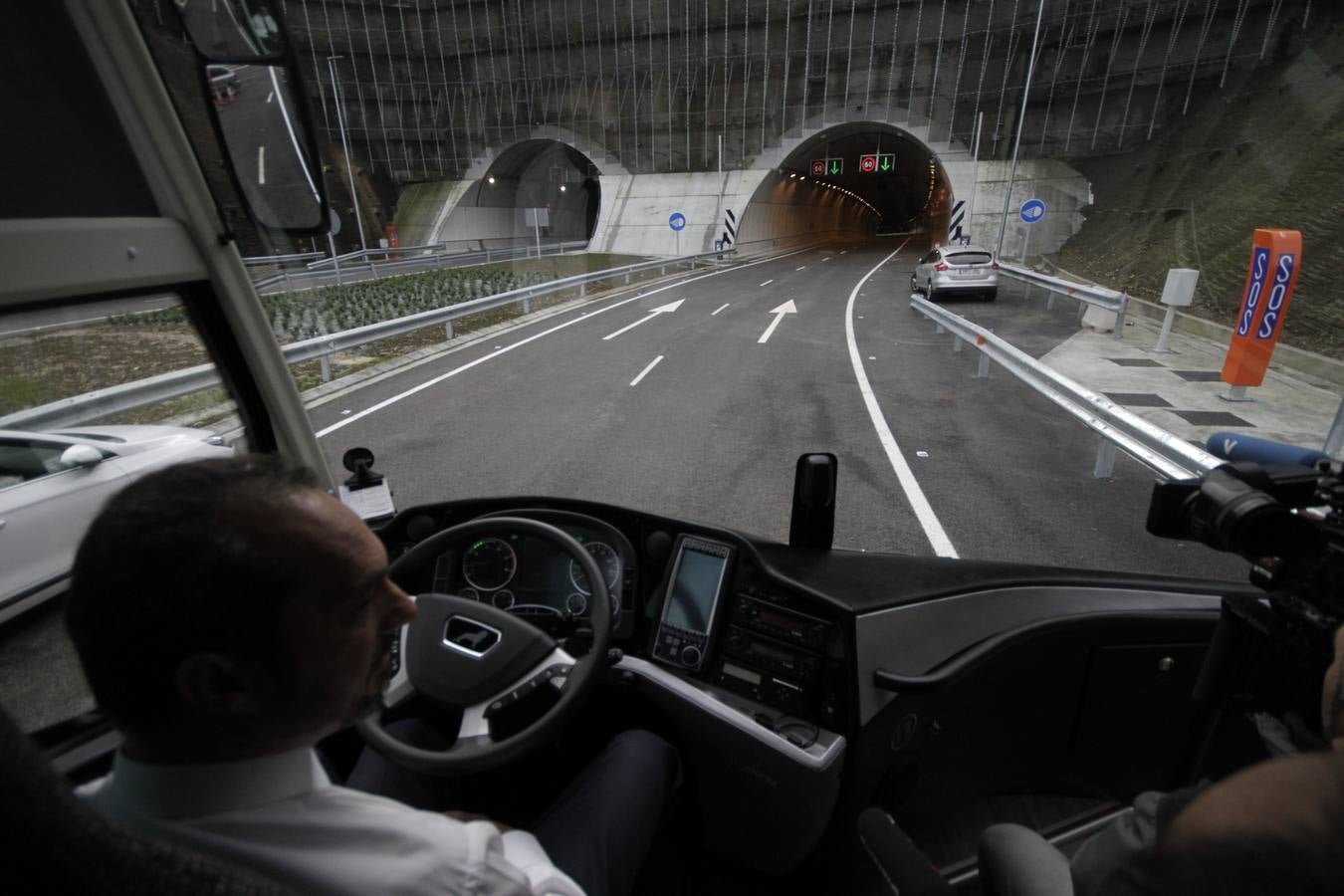 Con la  inauguración de la variante de Ermua  se da por terminada la primera fase de la obra, que arrastraba año y medio de retraso y un sobrecoste de casi el 9%. Junto a la apertura de los 600 metros del túnel de Uretamendi se pondrán en servicio también las nuevas cabinas de peajes que recibirán miles de conductores a través del nuevo acceso directo de la AP-8 y la N-634