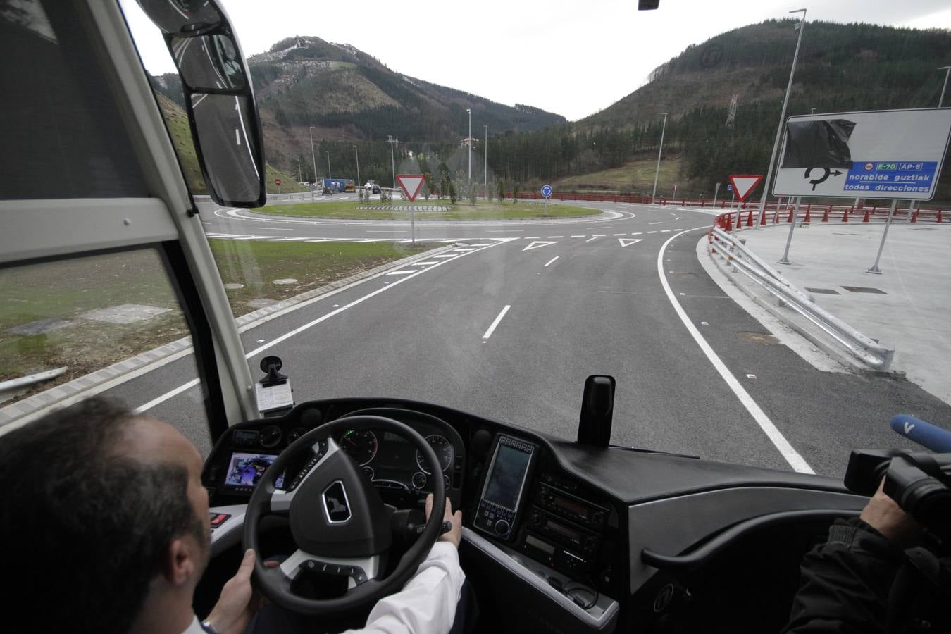 Con la  inauguración de la variante de Ermua  se da por terminada la primera fase de la obra, que arrastraba año y medio de retraso y un sobrecoste de casi el 9%. Junto a la apertura de los 600 metros del túnel de Uretamendi se pondrán en servicio también las nuevas cabinas de peajes que recibirán miles de conductores a través del nuevo acceso directo de la AP-8 y la N-634