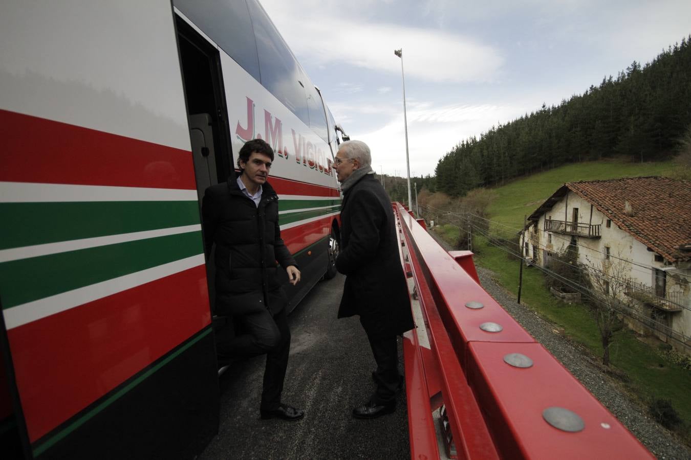 Con la  inauguración de la variante de Ermua  se da por terminada la primera fase de la obra, que arrastraba año y medio de retraso y un sobrecoste de casi el 9%. Junto a la apertura de los 600 metros del túnel de Uretamendi se pondrán en servicio también las nuevas cabinas de peajes que recibirán miles de conductores a través del nuevo acceso directo de la AP-8 y la N-634