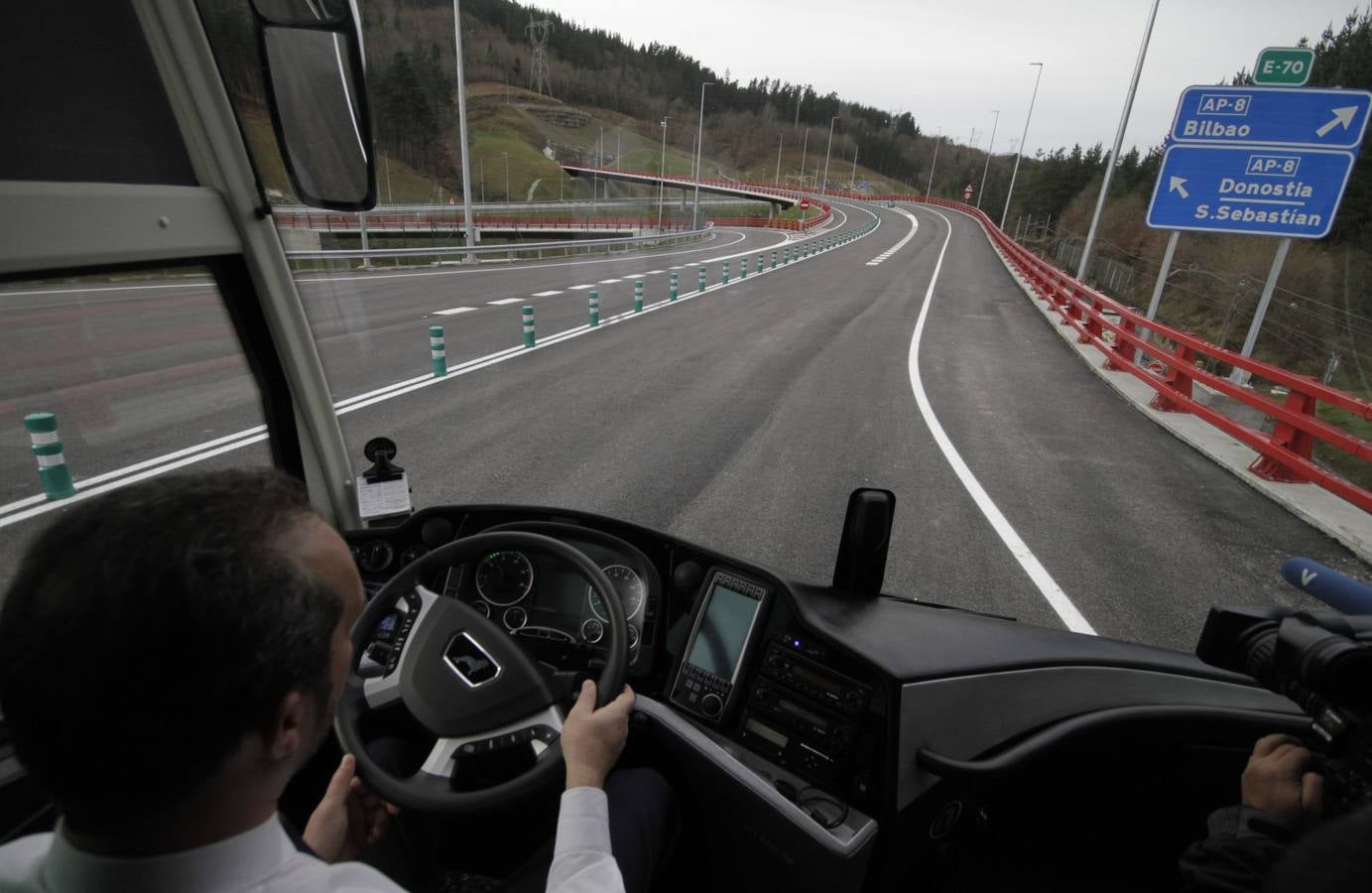 Con la  inauguración de la variante de Ermua  se da por terminada la primera fase de la obra, que arrastraba año y medio de retraso y un sobrecoste de casi el 9%. Junto a la apertura de los 600 metros del túnel de Uretamendi se pondrán en servicio también las nuevas cabinas de peajes que recibirán miles de conductores a través del nuevo acceso directo de la AP-8 y la N-634