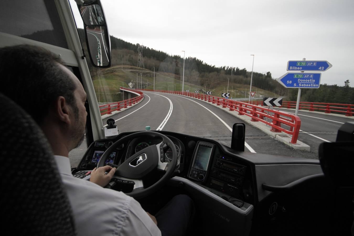 Con la  inauguración de la variante de Ermua  se da por terminada la primera fase de la obra, que arrastraba año y medio de retraso y un sobrecoste de casi el 9%. Junto a la apertura de los 600 metros del túnel de Uretamendi se pondrán en servicio también las nuevas cabinas de peajes que recibirán miles de conductores a través del nuevo acceso directo de la AP-8 y la N-634