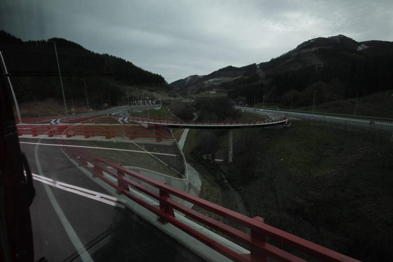 Con la  inauguración de la variante de Ermua  se da por terminada la primera fase de la obra, que arrastraba año y medio de retraso y un sobrecoste de casi el 9%. Junto a la apertura de los 600 metros del túnel de Uretamendi se pondrán en servicio también las nuevas cabinas de peajes que recibirán miles de conductores a través del nuevo acceso directo de la AP-8 y la N-634