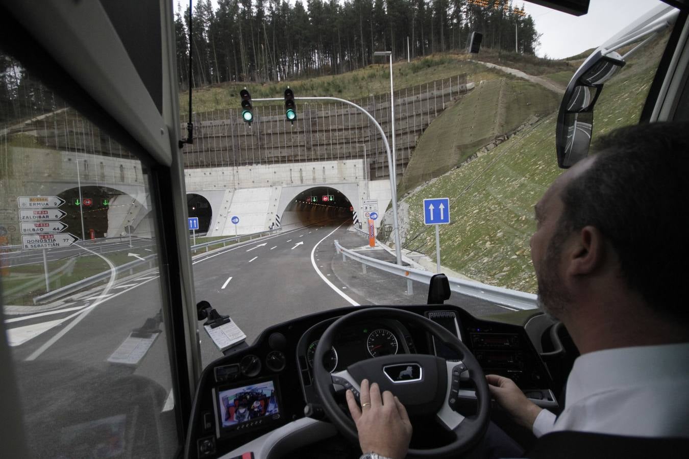 Con la  inauguración de la variante de Ermua  se da por terminada la primera fase de la obra, que arrastraba año y medio de retraso y un sobrecoste de casi el 9%. Junto a la apertura de los 600 metros del túnel de Uretamendi se pondrán en servicio también las nuevas cabinas de peajes que recibirán miles de conductores a través del nuevo acceso directo de la AP-8 y la N-634