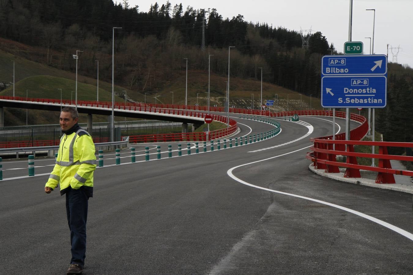 Con la  inauguración de la variante de Ermua  se da por terminada la primera fase de la obra, que arrastraba año y medio de retraso y un sobrecoste de casi el 9%. Junto a la apertura de los 600 metros del túnel de Uretamendi se pondrán en servicio también las nuevas cabinas de peajes que recibirán miles de conductores a través del nuevo acceso directo de la AP-8 y la N-634