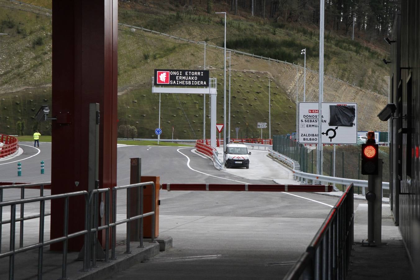 Con la  inauguración de la variante de Ermua  se da por terminada la primera fase de la obra, que arrastraba año y medio de retraso y un sobrecoste de casi el 9%. Junto a la apertura de los 600 metros del túnel de Uretamendi se pondrán en servicio también las nuevas cabinas de peajes que recibirán miles de conductores a través del nuevo acceso directo de la AP-8 y la N-634