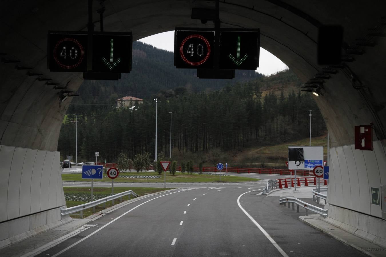 Con la  inauguración de la variante de Ermua  se da por terminada la primera fase de la obra, que arrastraba año y medio de retraso y un sobrecoste de casi el 9%. Junto a la apertura de los 600 metros del túnel de Uretamendi se pondrán en servicio también las nuevas cabinas de peajes que recibirán miles de conductores a través del nuevo acceso directo de la AP-8 y la N-634