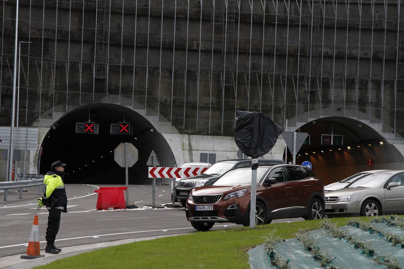 Con la  inauguración de la variante de Ermua  se da por terminada la primera fase de la obra, que arrastraba año y medio de retraso y un sobrecoste de casi el 9%. Junto a la apertura de los 600 metros del túnel de Uretamendi se pondrán en servicio también las nuevas cabinas de peajes que recibirán miles de conductores a través del nuevo acceso directo de la AP-8 y la N-634