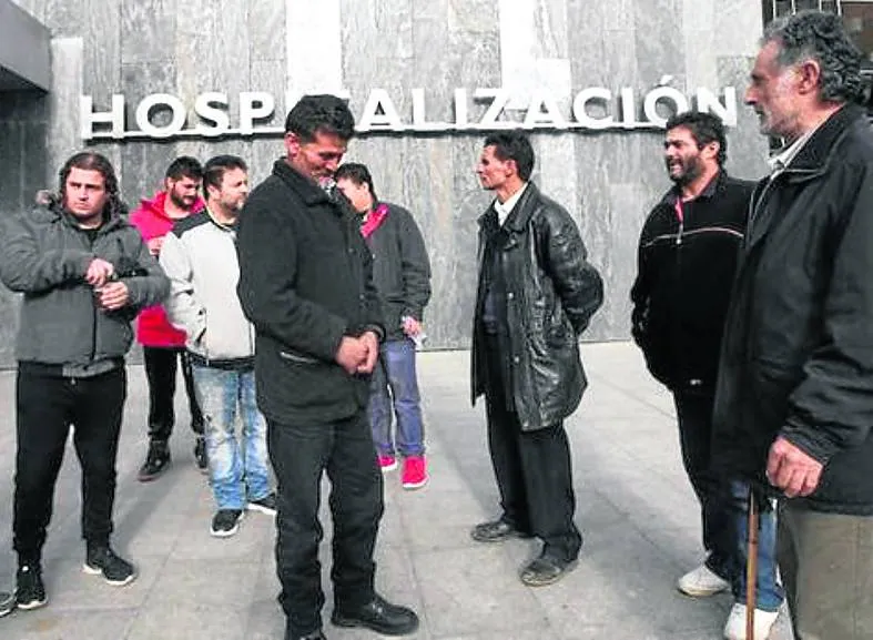 La familia de Gabriel Montoya, a las puertas del hospital.