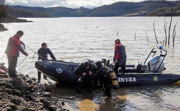 Buzos de la Ertzaintza, durante los trabajos de búsqueda de Jon Bárcena en el pantano de Urrunaga. 