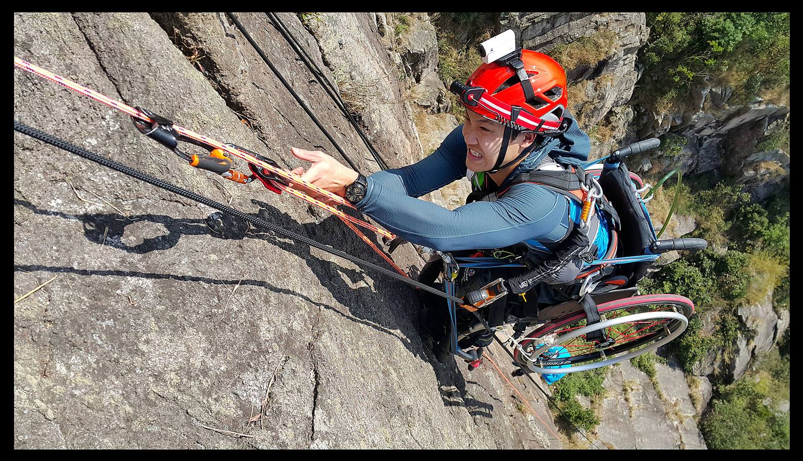 El 9 de diciembre de 2011 tuvo un accidente de moto que le dejó parapléjico y terminó con su carrera como escalador profesional, pero nunca se rindió.