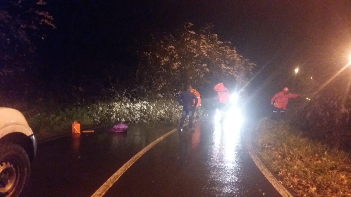 Baja la cota de nieve a los 400 metros y viste de blanco el alto de Trabakua. En Erandio, la lluvia ha creado varias balsas de agua en Erandio