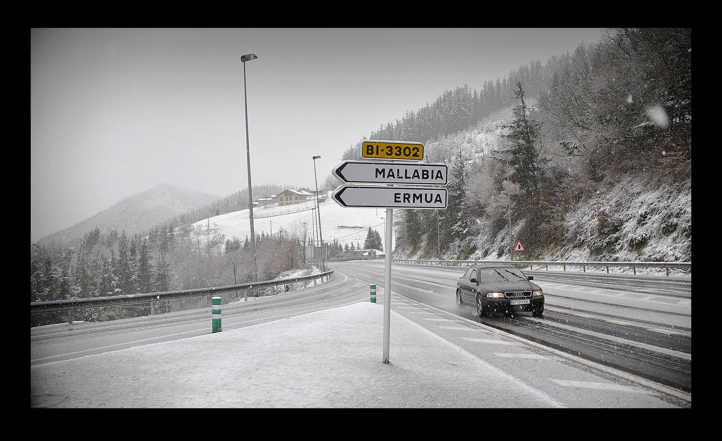 Baja la cota de nieve a los 400 metros y viste de blanco el alto de Trabakua. En Erandio, la lluvia ha creado varias balsas de agua en Erandio