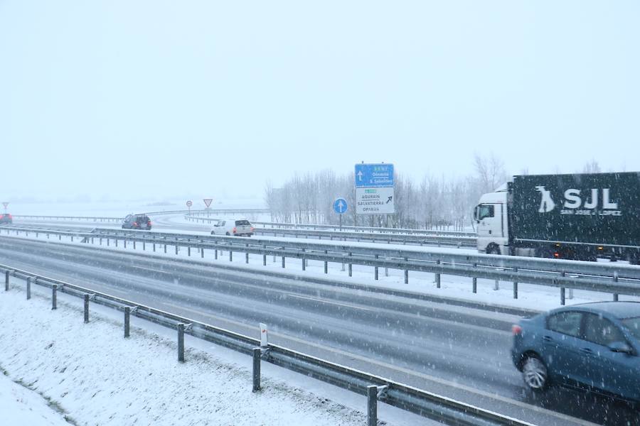 La nieve ha vuelto a complicar la circulación por las carreteras de Álava