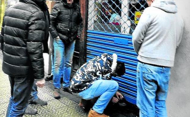 Agentes de la Ertzaintza, ayer en la calle Labayru con uno de los arrestados.