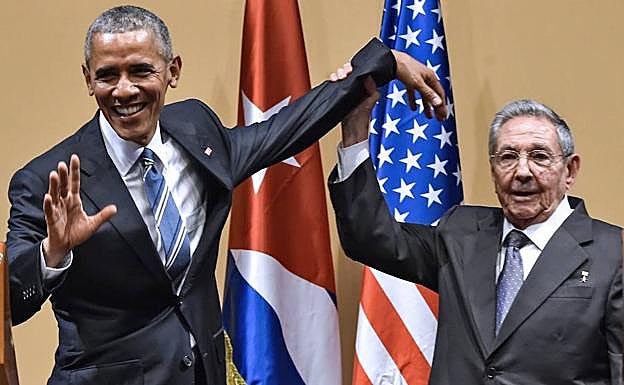 Raúl Castro levanta la mano del expresidente Obama en una reunión en La Habana en 2016.