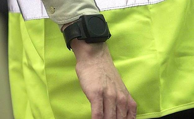 Un hombre muestra un dispositivo de control telemático.