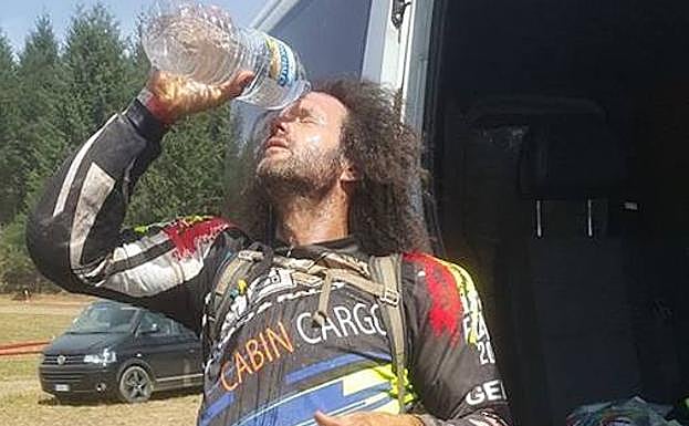 Julián Merino se refresca al llegar a la base.