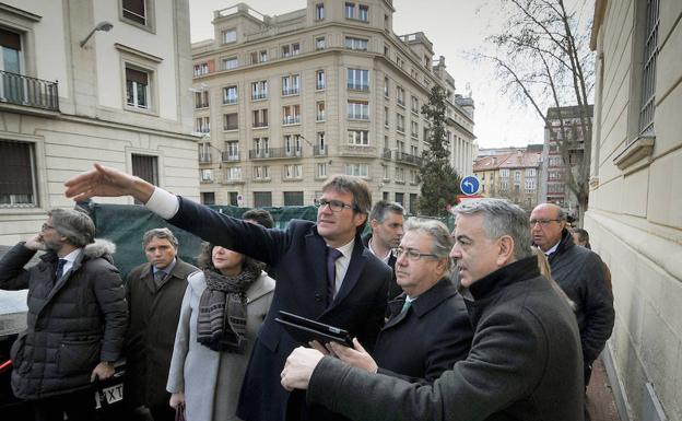 Juan Ignacio Zoido, ayer en Vitoria, acompañado del alcalde, Gorka Urtaran, y el delegado del Gobierno, Javier de Andrés.