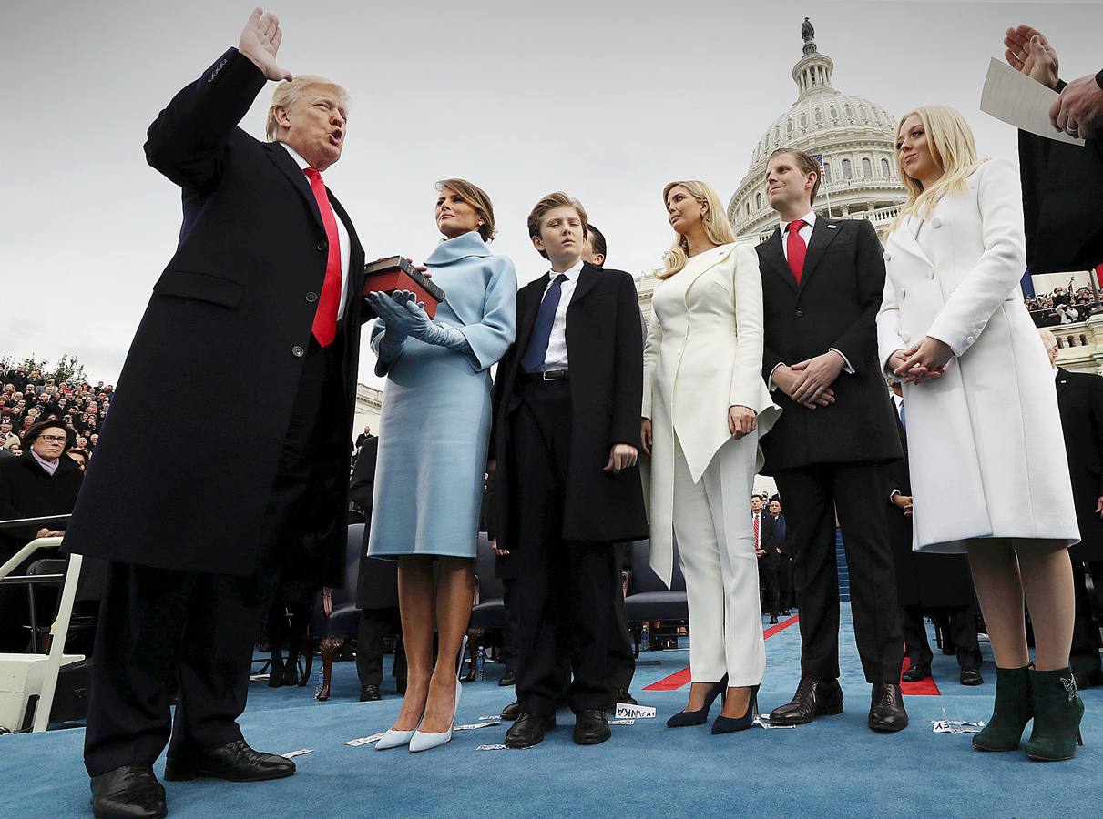 Donald Trump durante su juramento como presidente de los Estados Unidos acompañado de su esposa, Melania Trump, y sus hijos Barron, Ivanka, Erix y Tiffany.