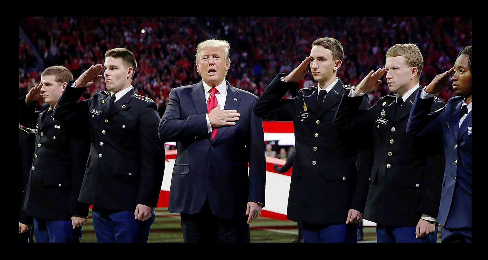 Donald Trump entona el himno nacional antes de un partido de la NCAA entre Alabama y Georgia.