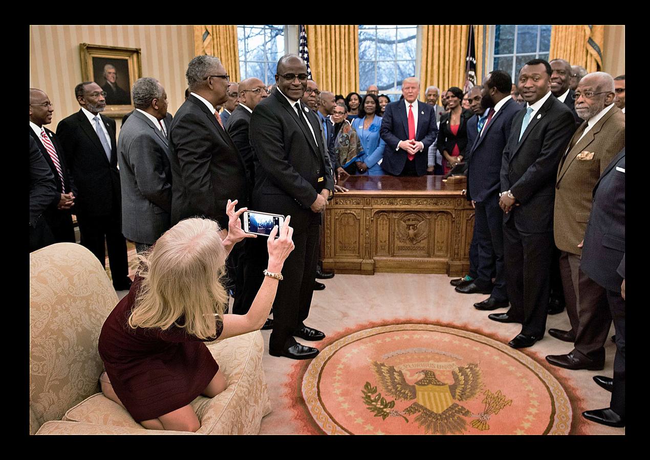 La asesora del Presidente de Estados Unidos toma una fotografía de Donald Trump junto a los líderes negros de universidades y colegios.