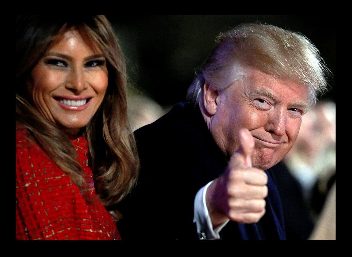 El presidente Donald Trump, junto a su esposa Melania, participa en el encendido de las luces navideñas en Washington.