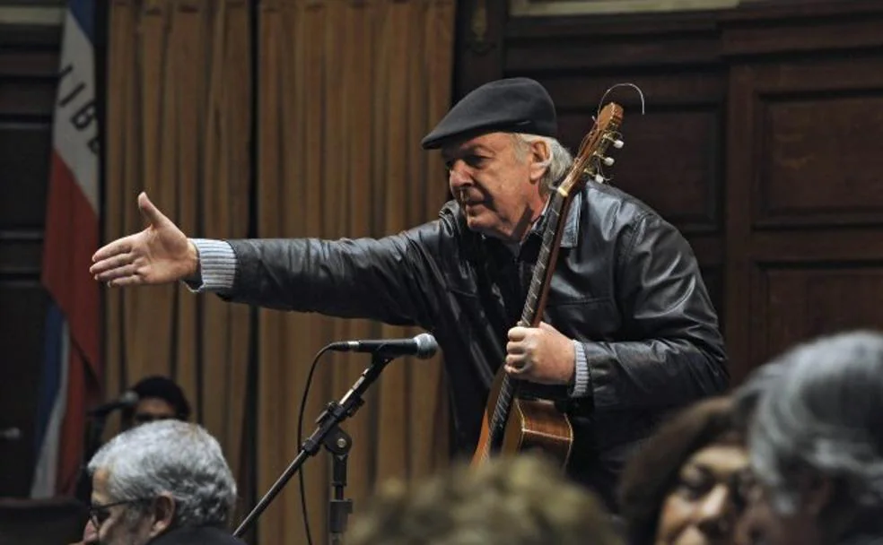 Daniel Viglietti, durante la celebración de un concierto en Montevideo.