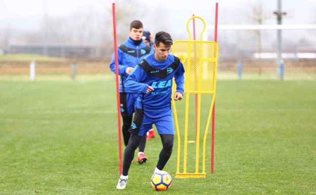 Hernán Pérez, durante el entrenamiento del Alavés este viernes. 