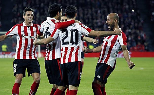 Ander Iturraspe corre a abrazar a sus compañeros en el partido contra el Alavés tras el gol de Etxeita. 